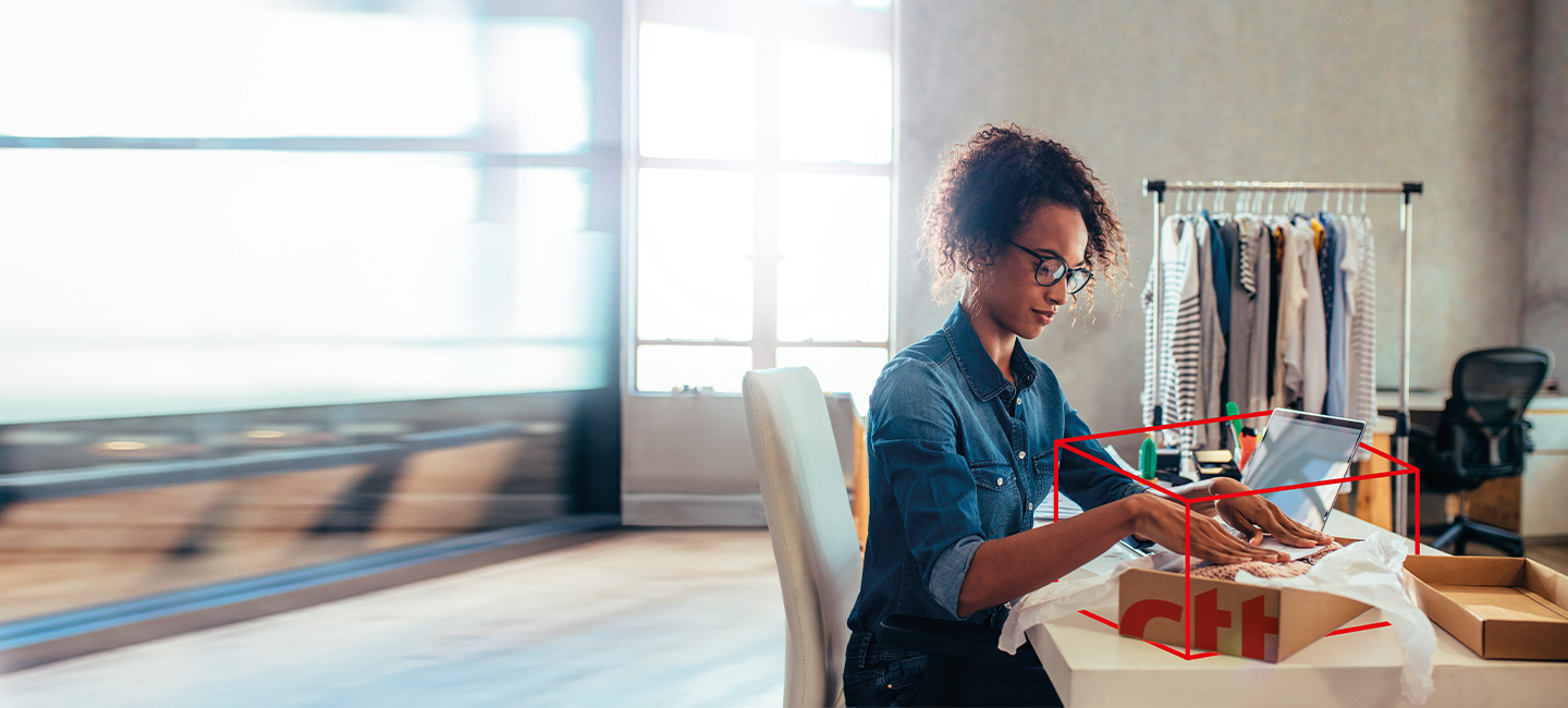 Senhora a embalar uma encomenda.