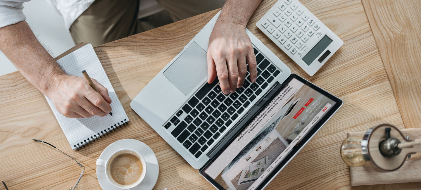 Homem a escrever num bloco de notas