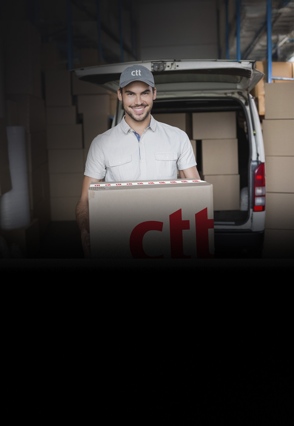 homem a trabalhar na secretária com um computador portátil e uma caixa de envio Expresso