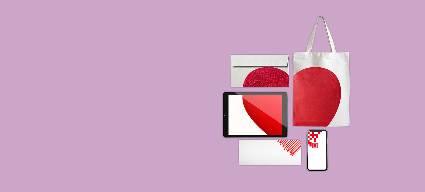 Carta, tote bag, telemóvel, tablet que juntos formam um coração.