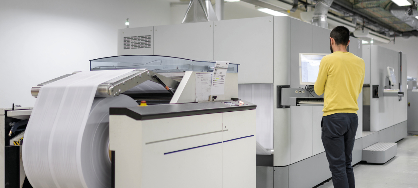 Máquina de produção online de correio.