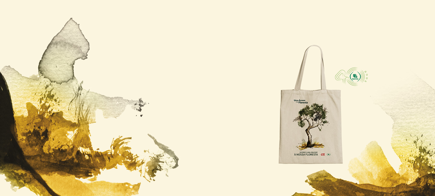 Saco de tecido bege com alças. ilustração de uma árvore ( oliveira)  com o texto “Ofereci umá árvore à nossa floresta”.