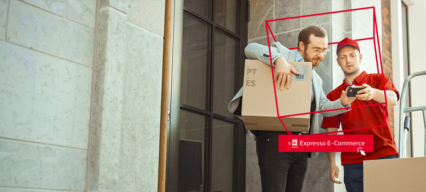 Carteiro a entregar encomenda em casa de um senhor.