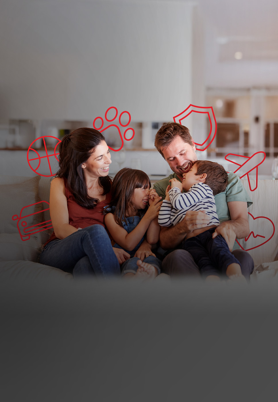 Família sentada no sofá tranquilamente porque estão abrangidos pelos seguros CTT.