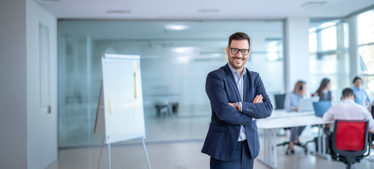 senhor braços cruzados com ar satisfeito