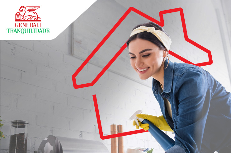 Senhora com produtos de limpeza, protegida pelo Seguro Empregados Domésticos.