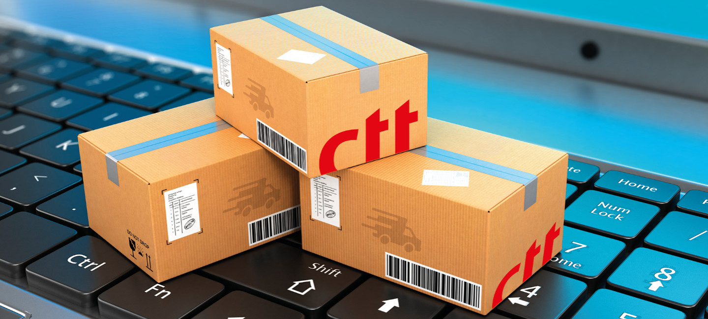 Caixas de papelão para encomendas com logótipo dos CTT.