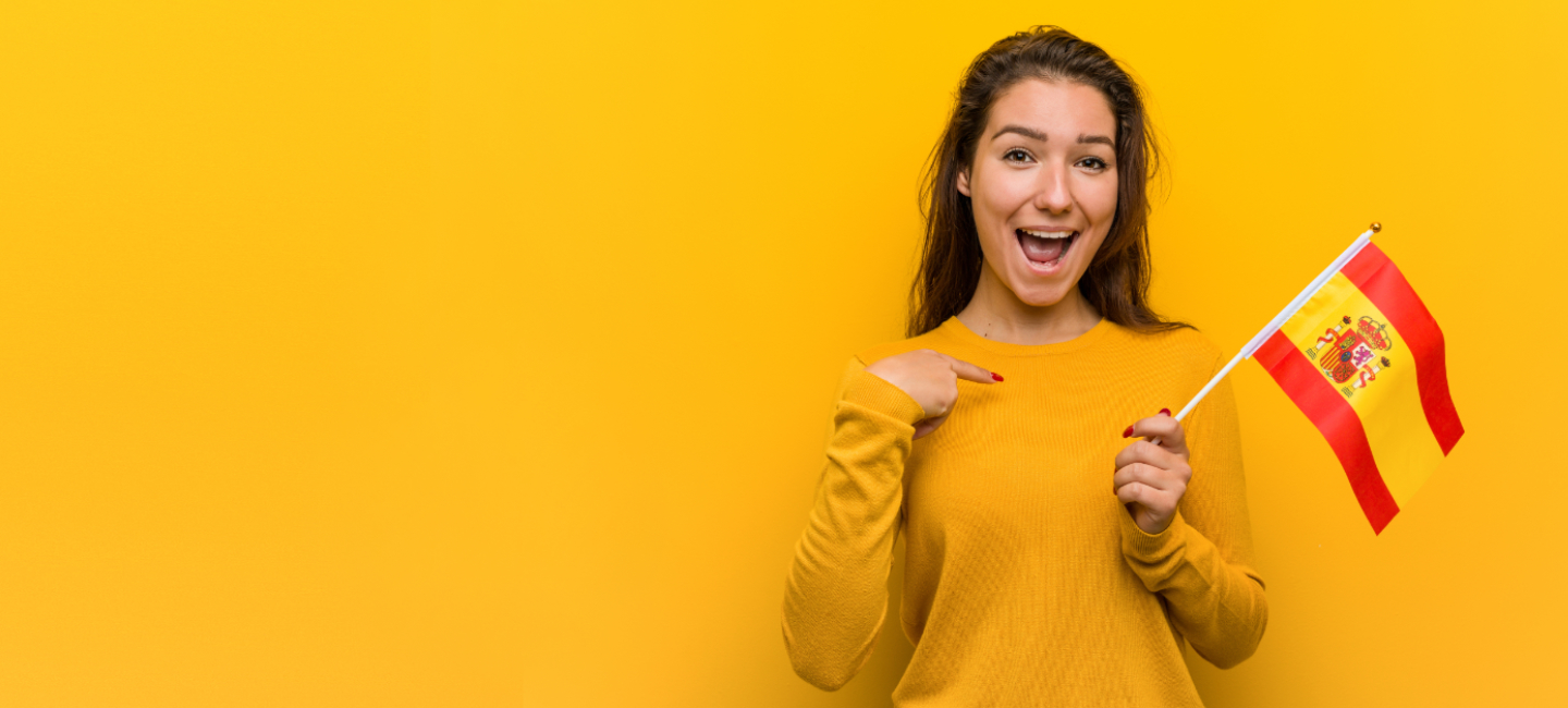 Rapariga num fundo amarelo, com uma bandeira de Espanha na mão.