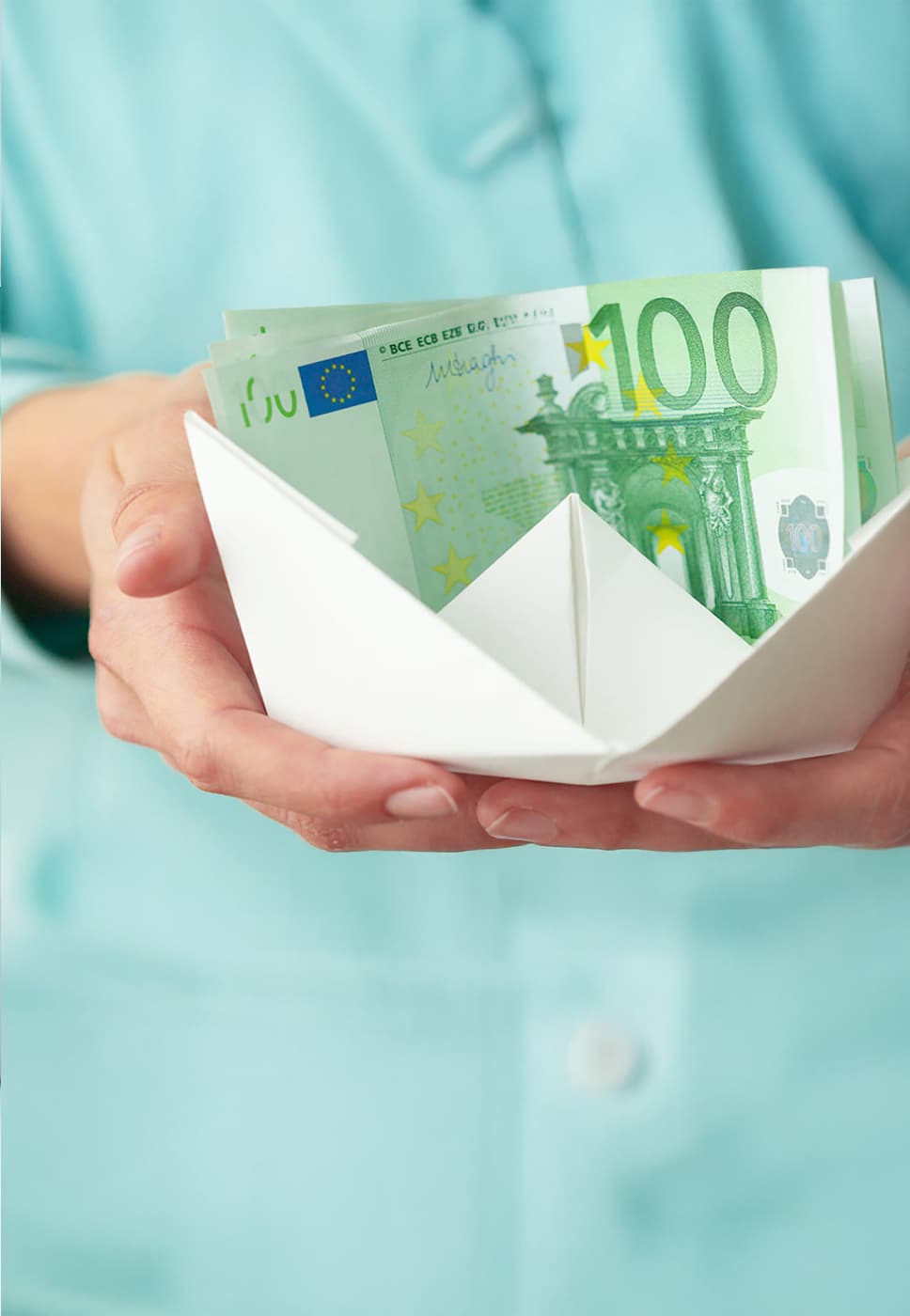 Mãos a entregar nota de 100