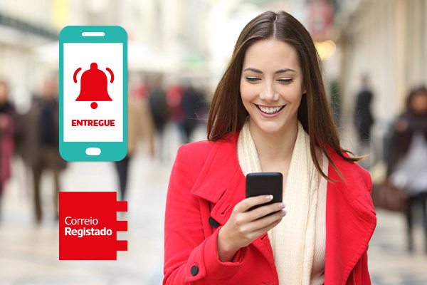 Senhora a ver um aviso eletrónico no seu telemóvel.